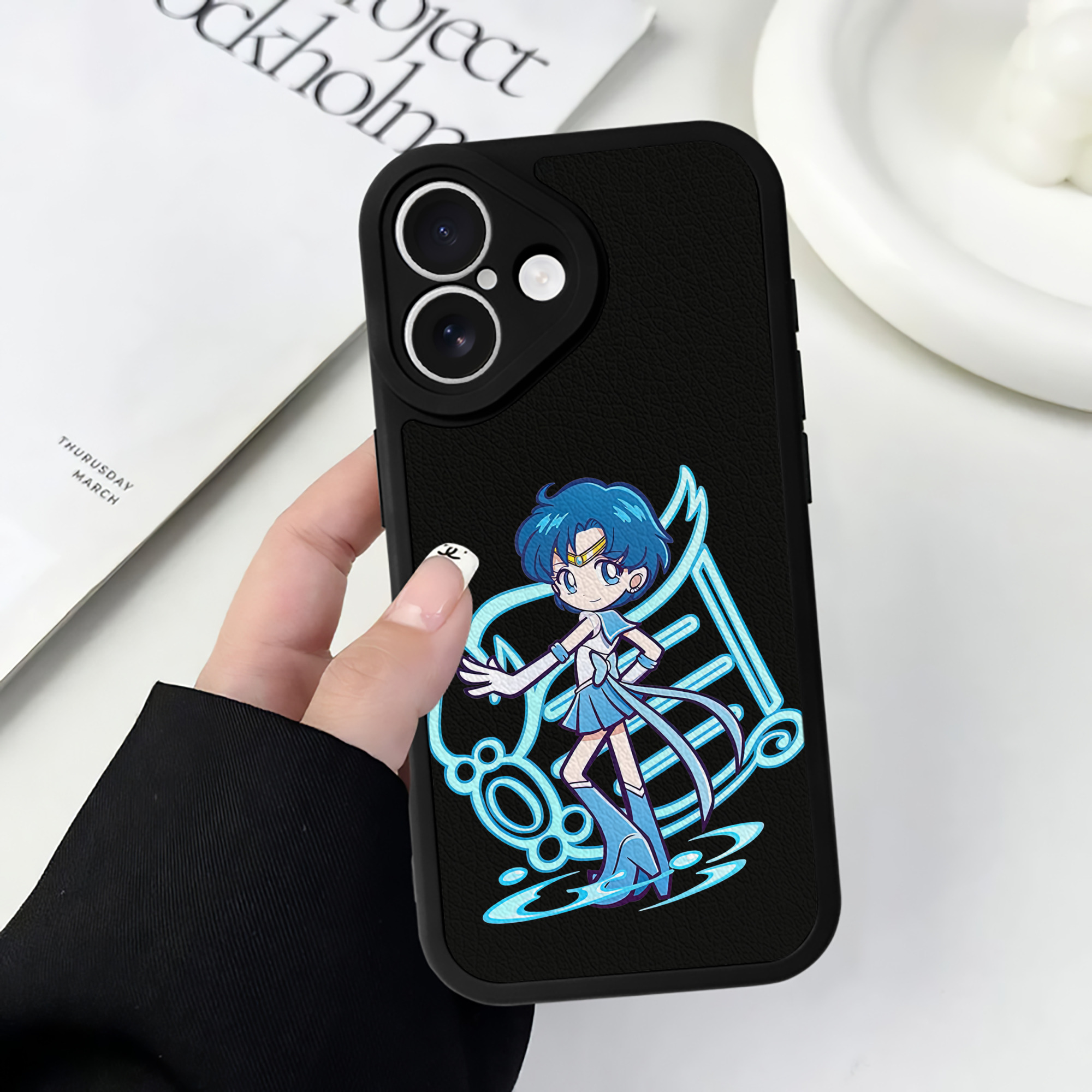 （画像用） 美少女戦士セーラームーン 水野 亜美 みずの あみ Sailor Moon Mizuno Ami 【iPhone 16シリーズ対応】シリコンスマホケース（レザー調） 材質：シリコン